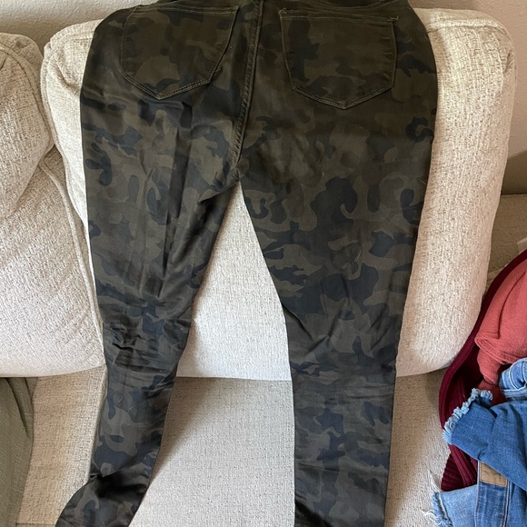 Hammer Jeans - Los Angeles - Size 5 - camo with distress - Picture 3 of 3